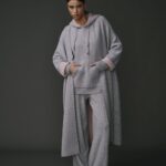Cardigan long gris clair pour femme, coupe moderne et élégante
