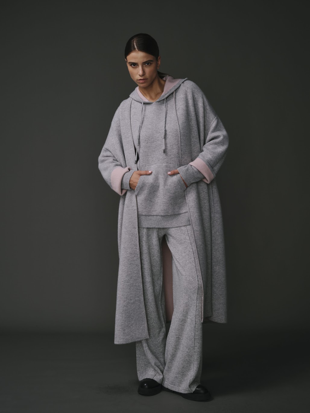 Cardigan long gris clair pour femme, coupe moderne et élégante