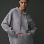 Sweat à capuche pour femme en cachemire et laine, gris clair avec des détails roses.