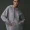 Sweat à capuche pour femme en cachemire et laine, gris clair avec des détails roses.