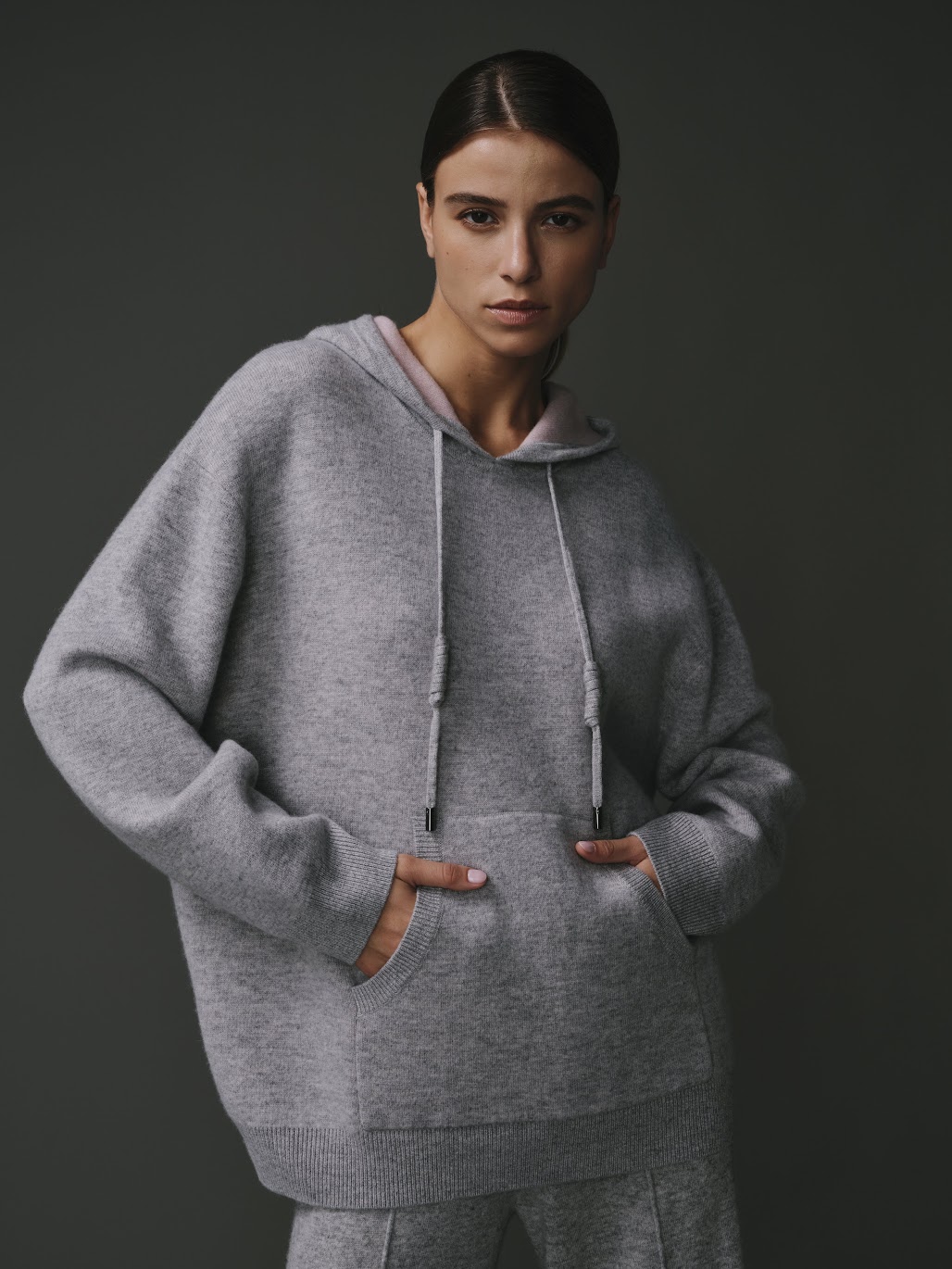 Sweat à capuche pour femme en cachemire et laine, gris clair avec des détails roses.