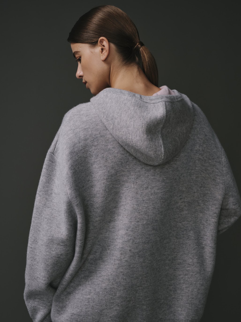 Sweat à capuche pour femme en cachemire et laine, gris clair avec des détails roses.