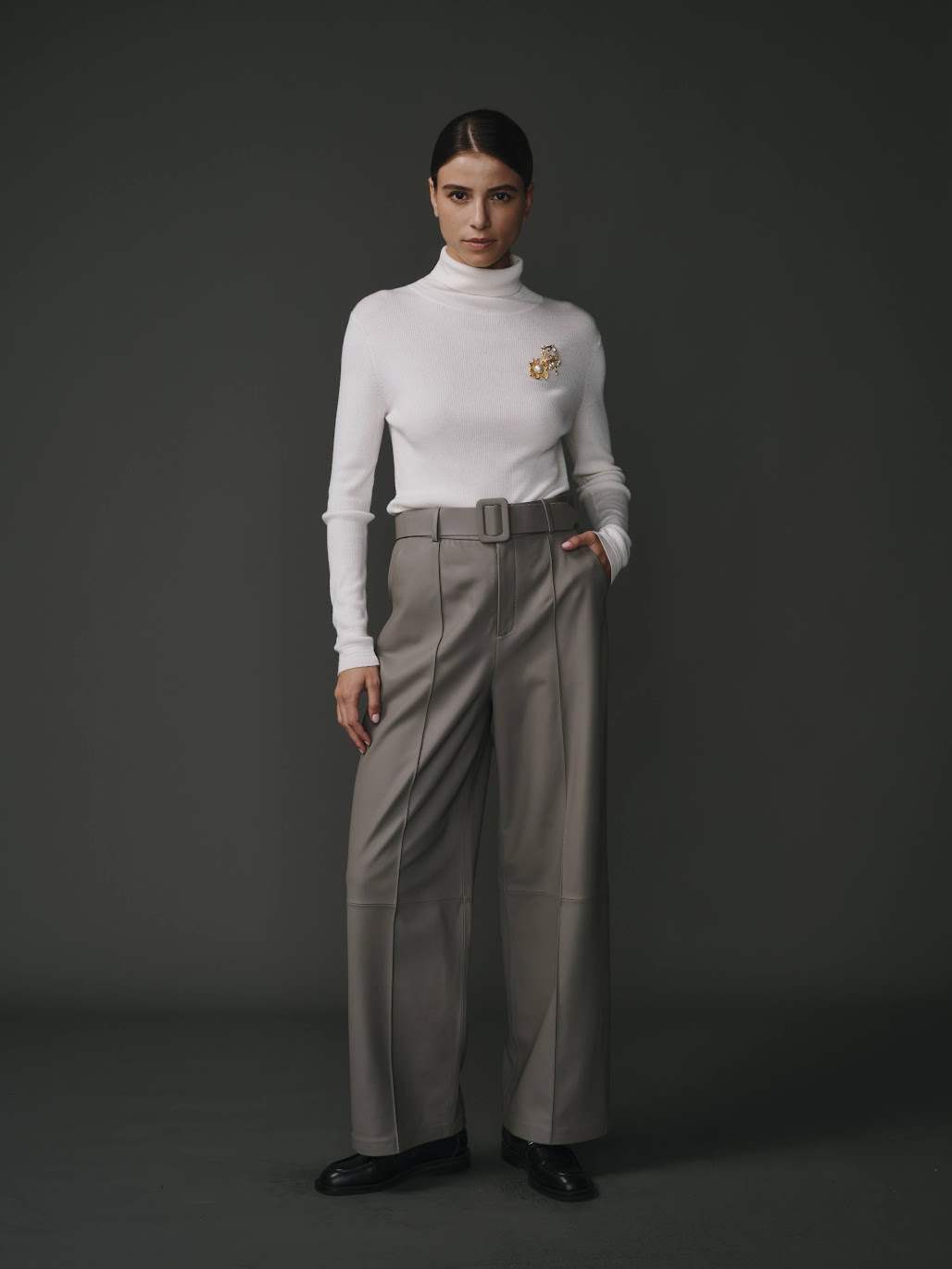 Pantalon gris pour femme en 100% cuir d'agneau, coupe élégante et finition haut de gamme