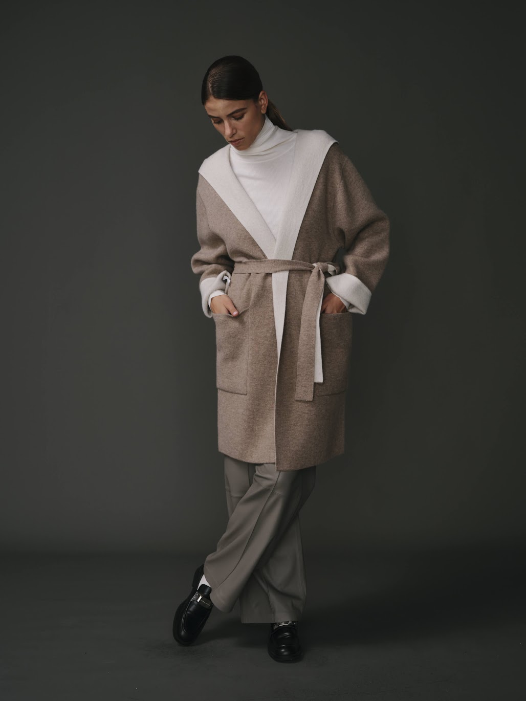 Cardigan long taupe pour femme, coupe moderne et élégante