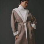Cardigan long taupe pour femme, coupe moderne et élégante