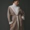 Cardigan long taupe pour femme, coupe moderne et élégante