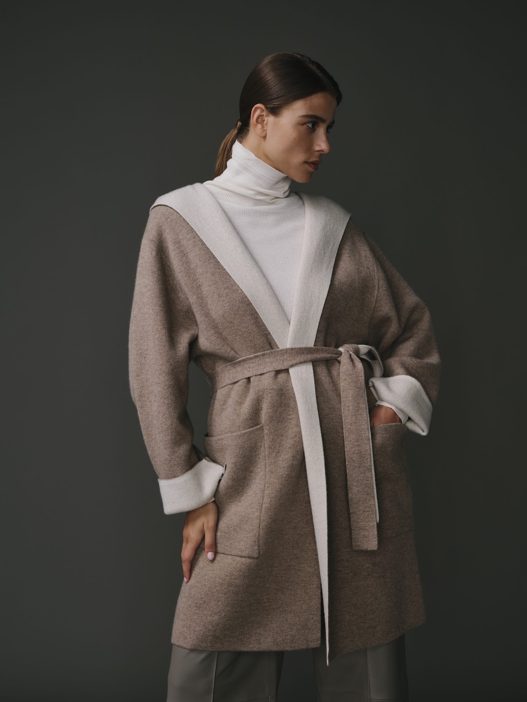 Cardigan long taupe pour femme, coupe moderne et élégante