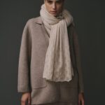 Écharpe 100% cachemire ecru pour femme, douce et élégante.