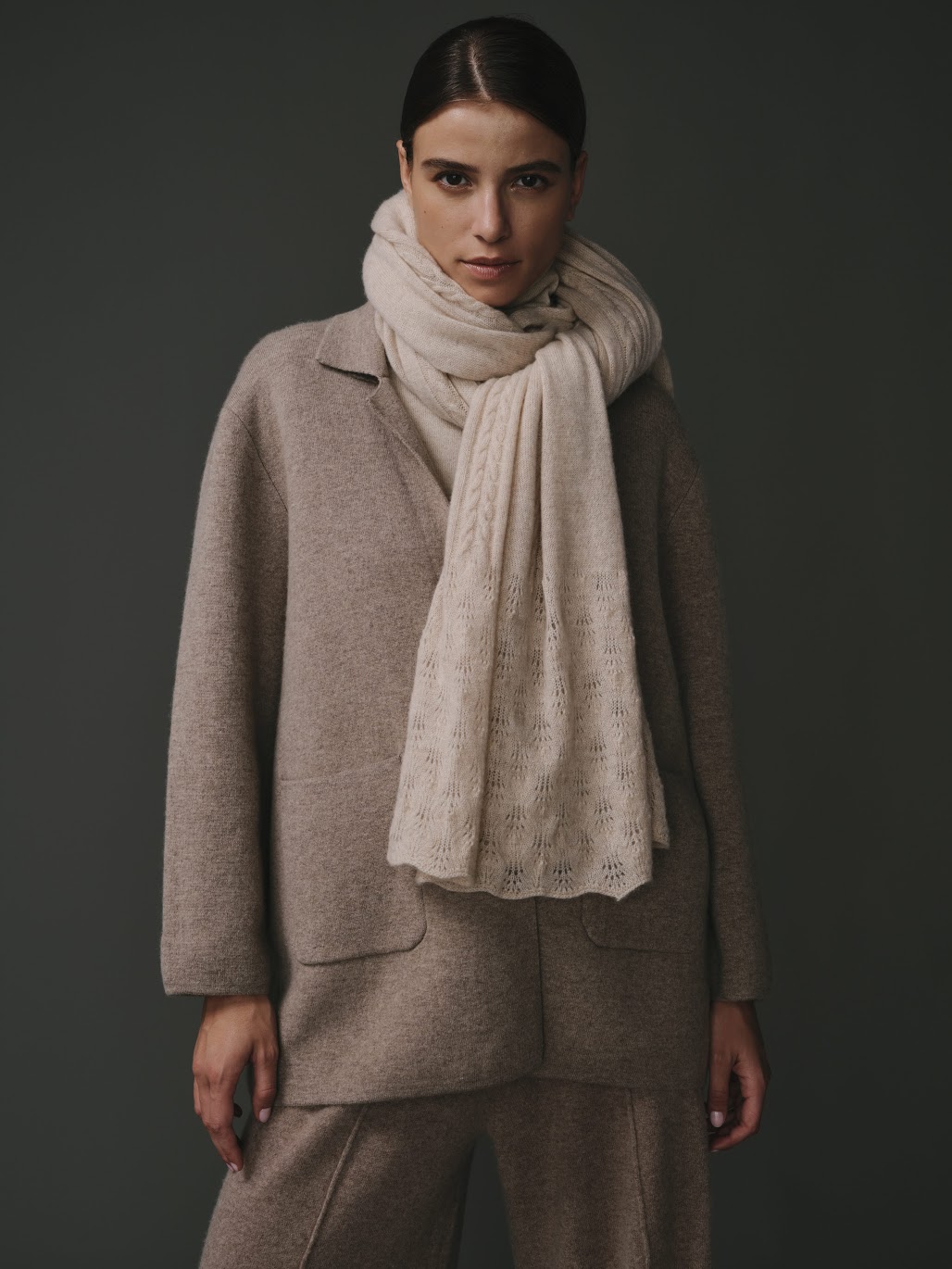 Écharpe 100% cachemire ecru pour femme, douce et élégante.