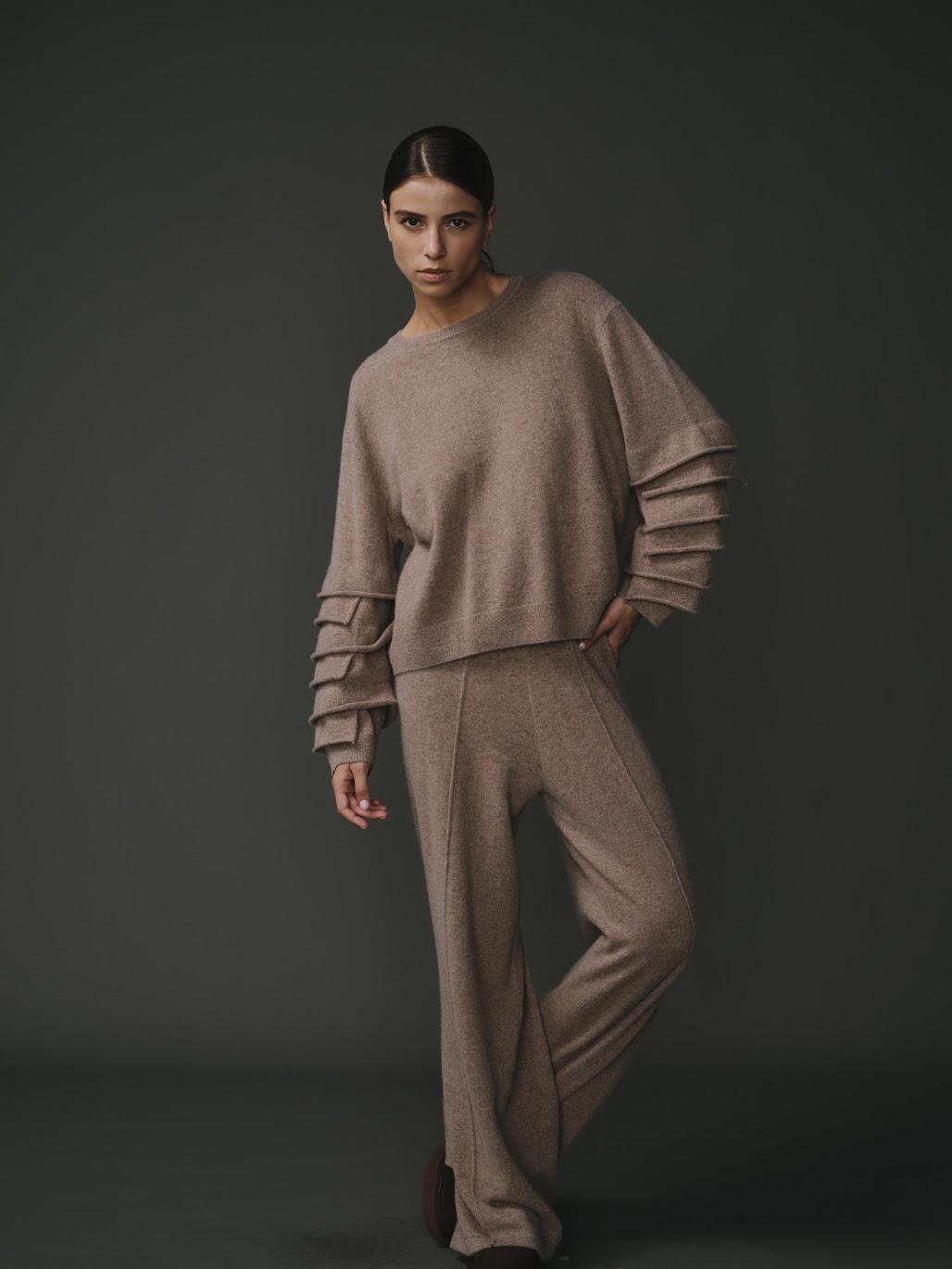 Pull en 100% cachemire taupe pour femme, chic et confortable.