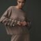 Pull en 100% cachemire taupe pour femme, chic et confortable.