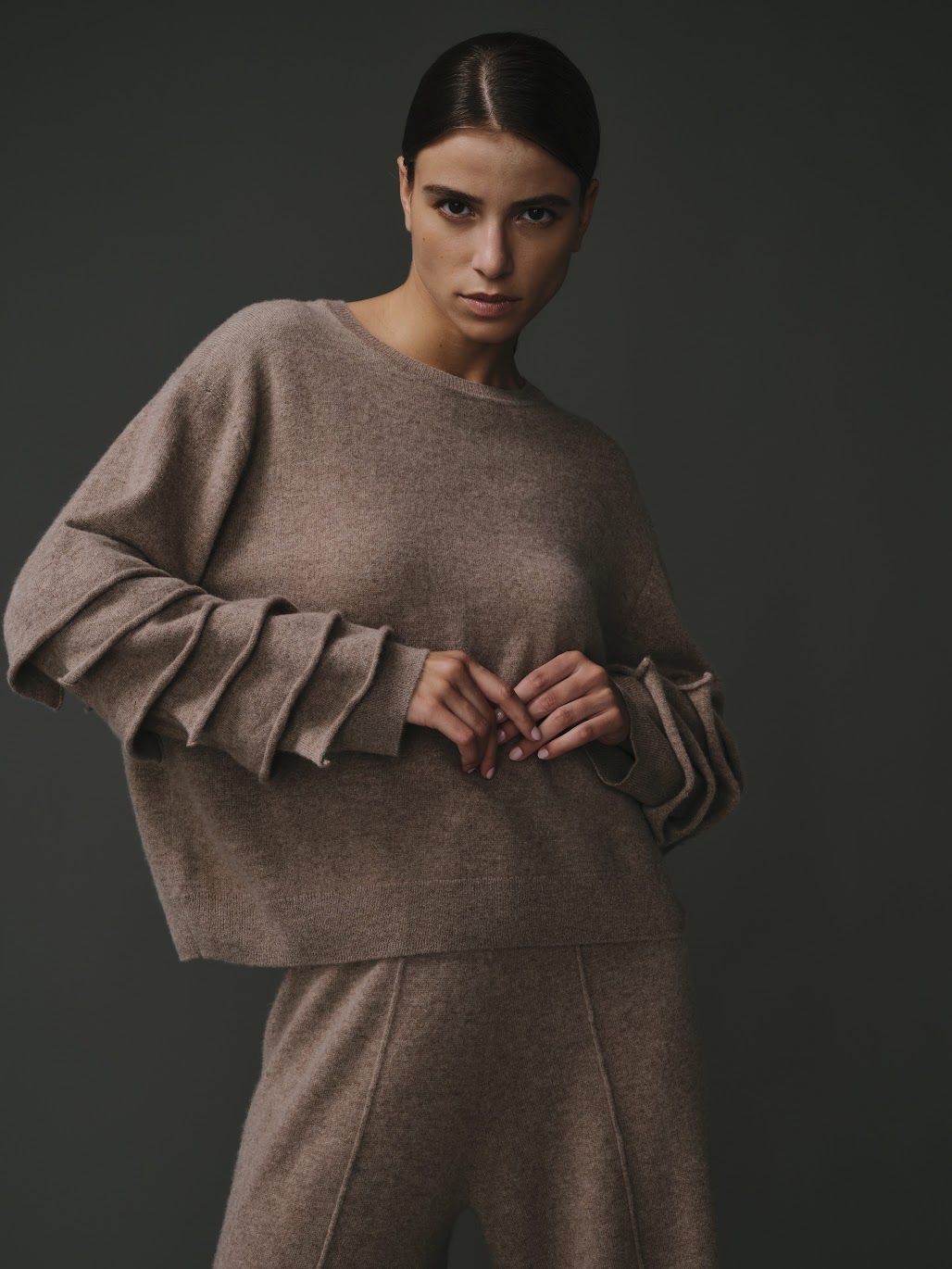 Pull en 100% cachemire taupe pour femme, chic et confortable.