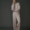 Pantalon en 100% cachemire beige pour femme, chic et confortable.