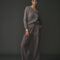 Col V en 100% cachemire taupe pour femme, élégant et confortable.