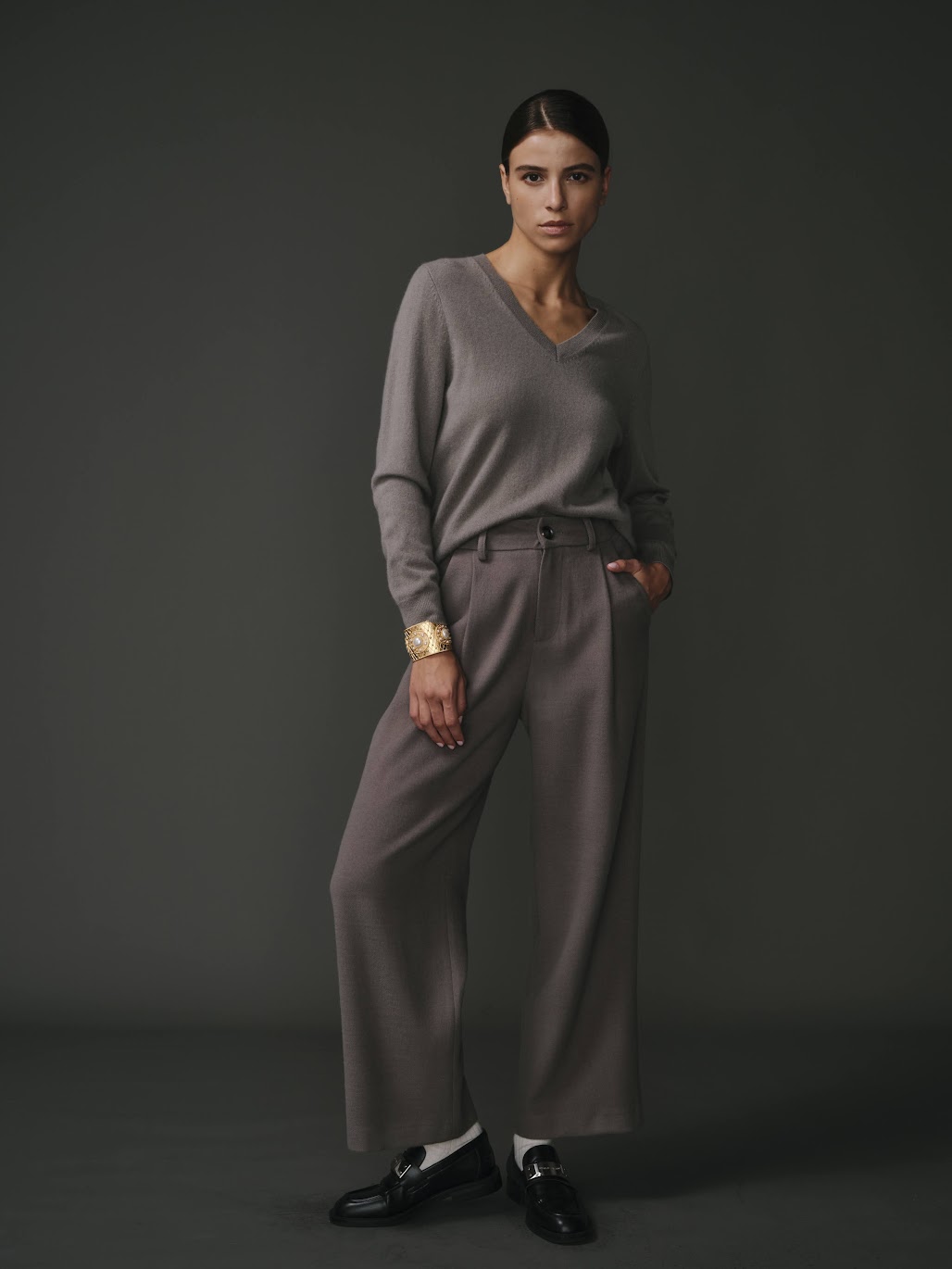 Col V en 100% cachemire taupe pour femme, élégant et confortable.