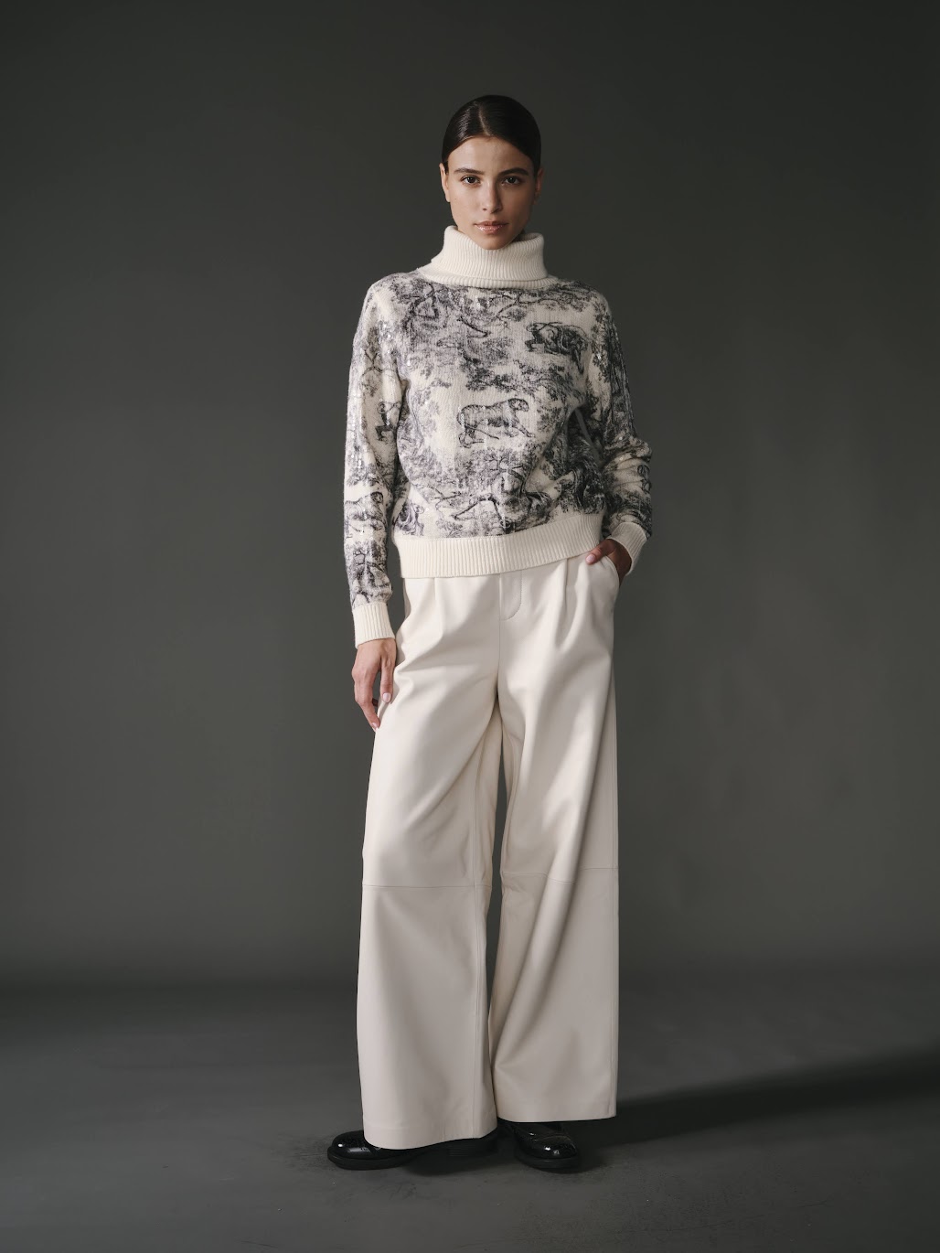 Col roulé en laine motif jungle écru pour femme, tendance et confortable.