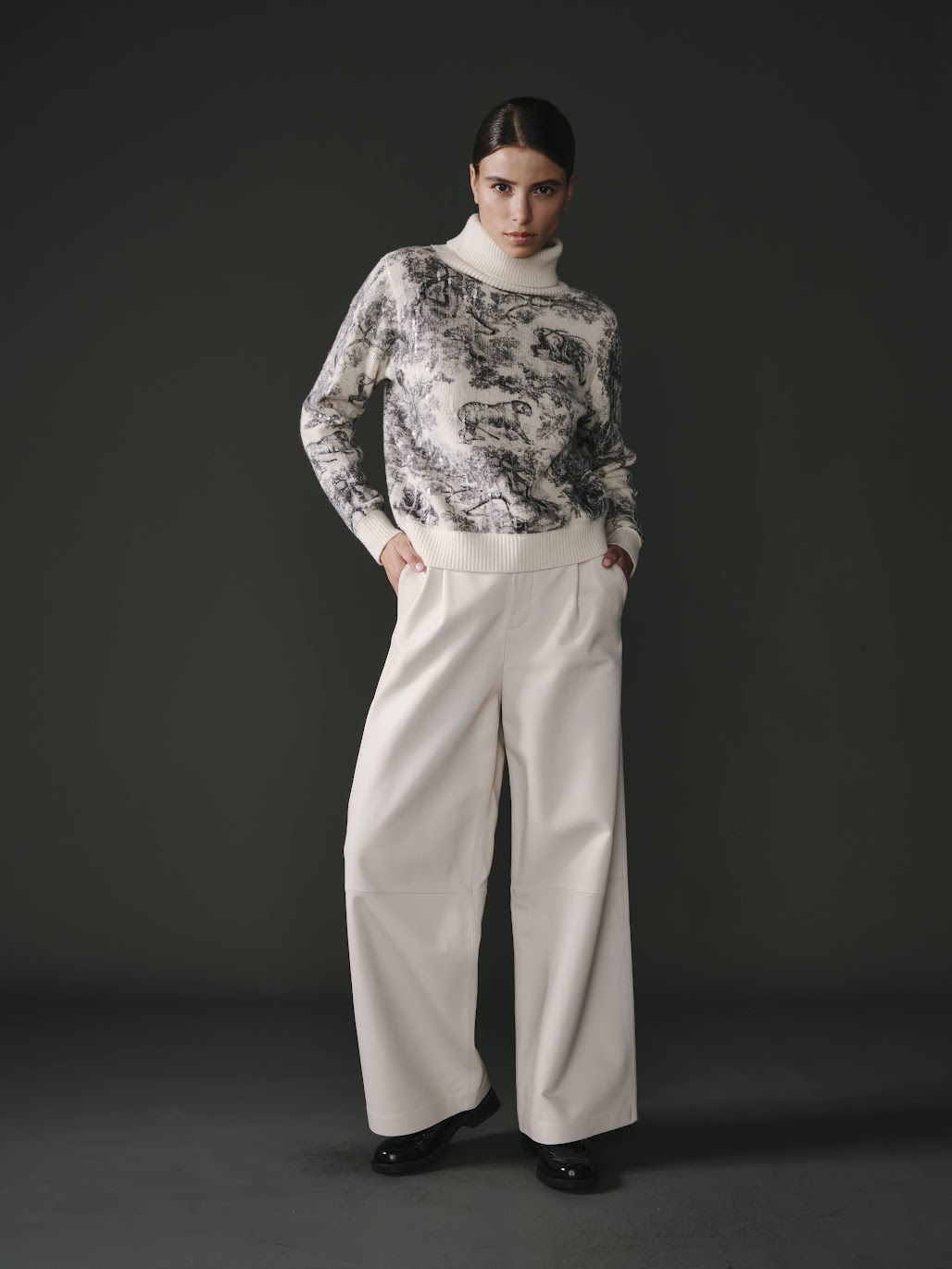 Col roulé en laine motif jungle écru pour femme, tendance et confortable.