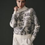 Col roulé en laine motif jungle écru pour femme, tendance et confortable.