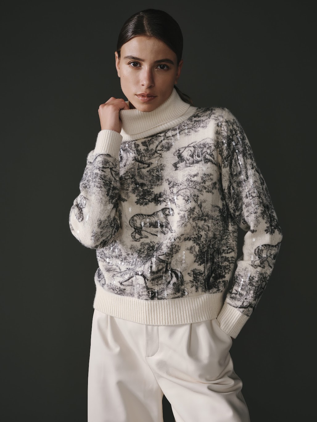 Col roulé en laine motif jungle écru pour femme, tendance et confortable.