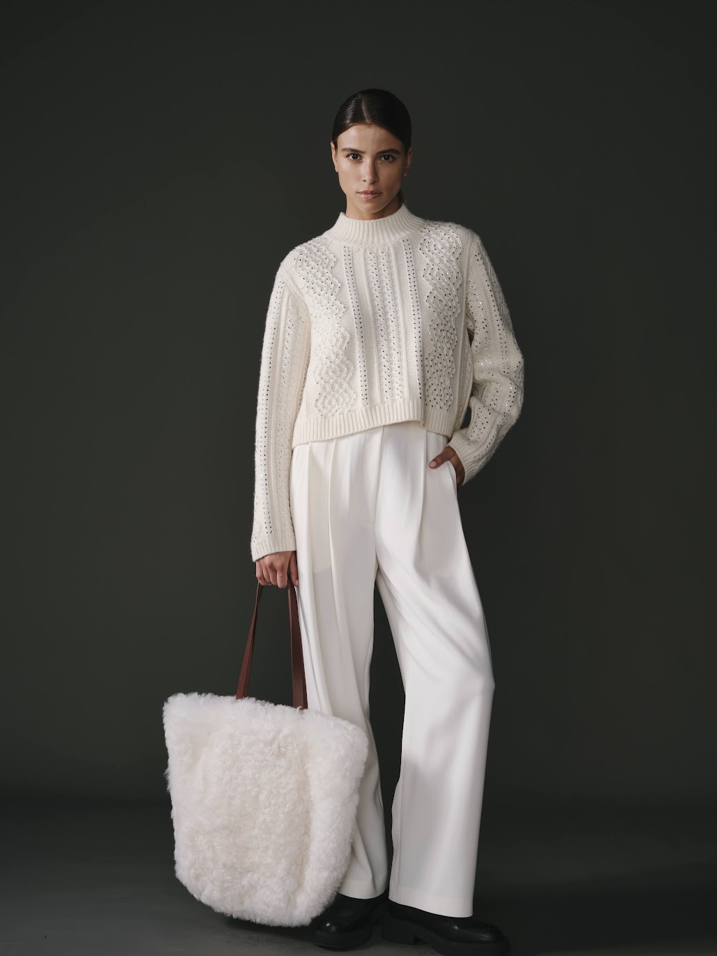 Pull à strass en laine écru, élégant et moderne pour un look raffiné.