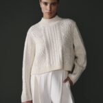 Pull à strass en laine écru, élégant et moderne pour un look raffiné.
