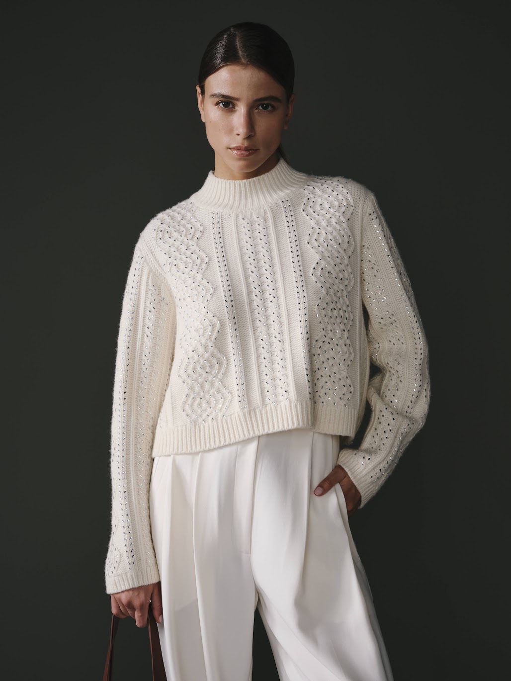 Pull à strass en laine écru, élégant et moderne pour un look raffiné.