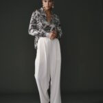 Pantalon blanc pour femme, tissu fluide 90% acétate et 10% spandex, coupe élégante.