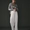 Pantalon blanc pour femme, tissu fluide 90% acétate et 10% spandex, coupe élégante.