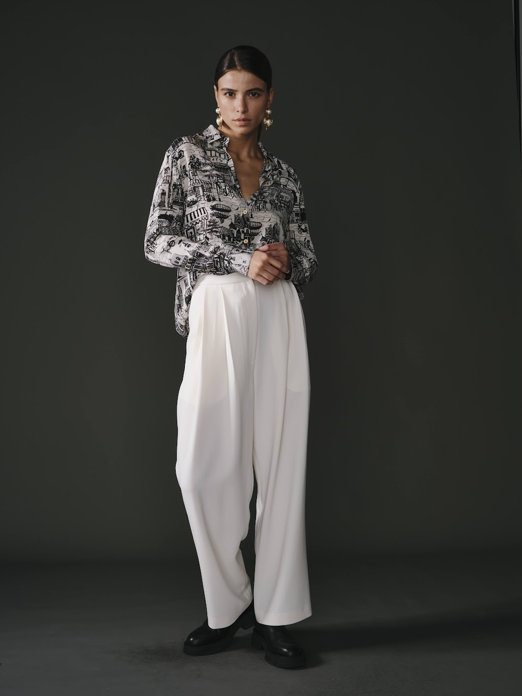 Pantalon blanc pour femme, tissu fluide 90% acétate et 10% spandex, coupe élégante.