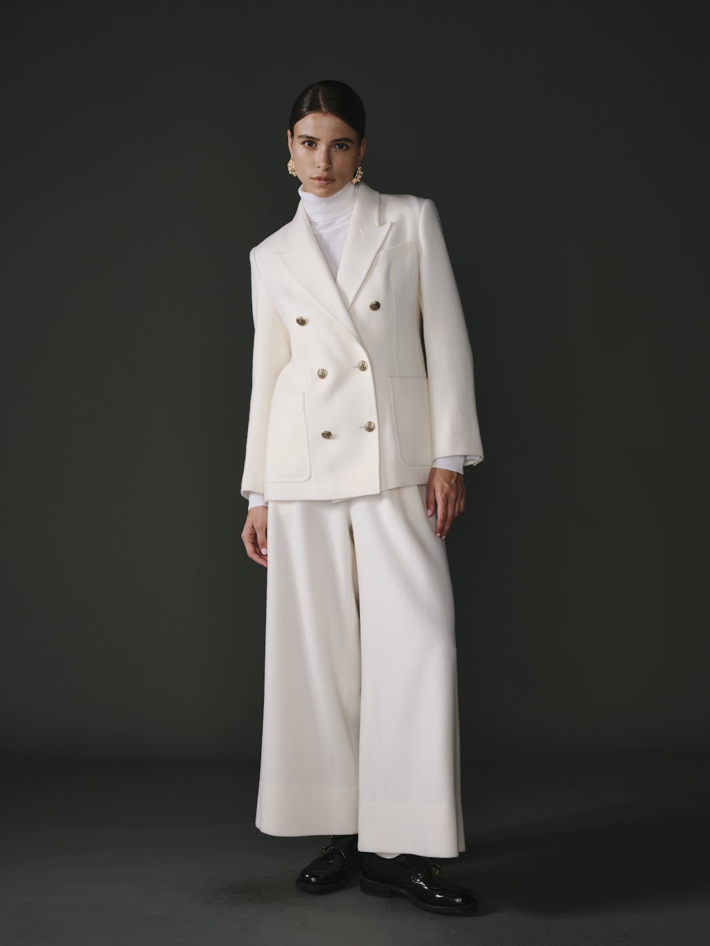 Blazer en laine écru coupe croisée, élégant et raffiné pour un look sophistiqué.