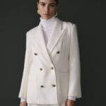 Blazer en laine écru coupe croisée, élégant et raffiné pour un look sophistiqué.