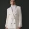 Blazer en laine écru coupe croisée, élégant et raffiné pour un look sophistiqué.