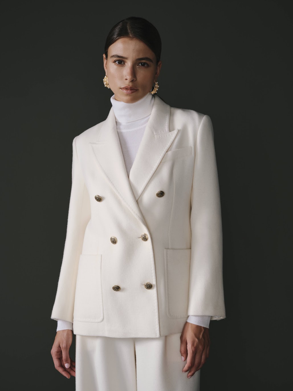 Blazer en laine écru coupe croisée, élégant et raffiné pour un look sophistiqué.