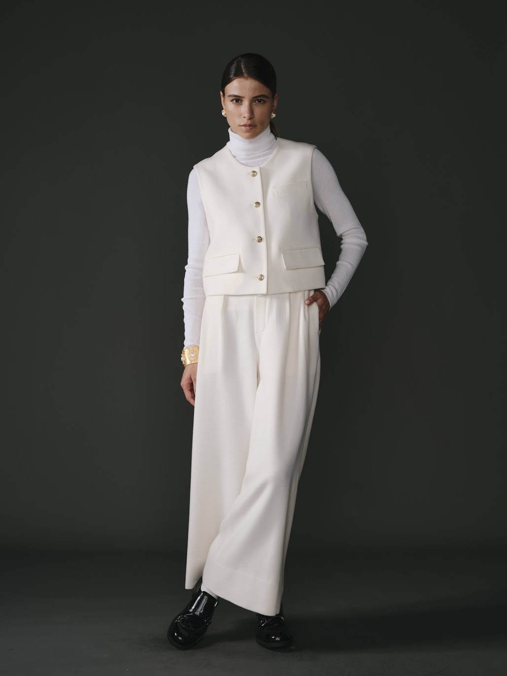 Gilet blanc pour femme en 100% laine, élégant et chaleureux.