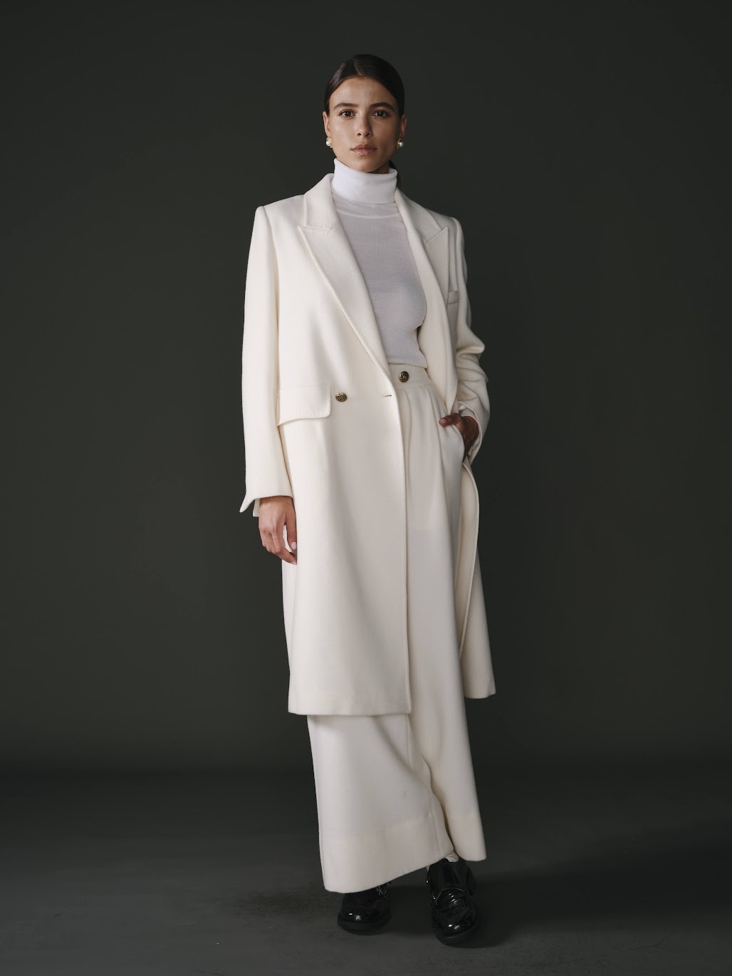 Manteau écru pour femme en 100% laine, élégant et confortable.