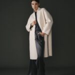 Manteau écru à strass pour femme en 100% laine, élégant et confortable.