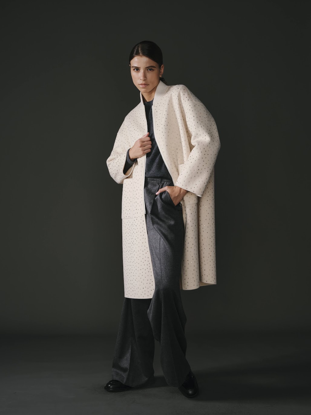 Manteau écru à strass pour femme en 100% laine, élégant et confortable.