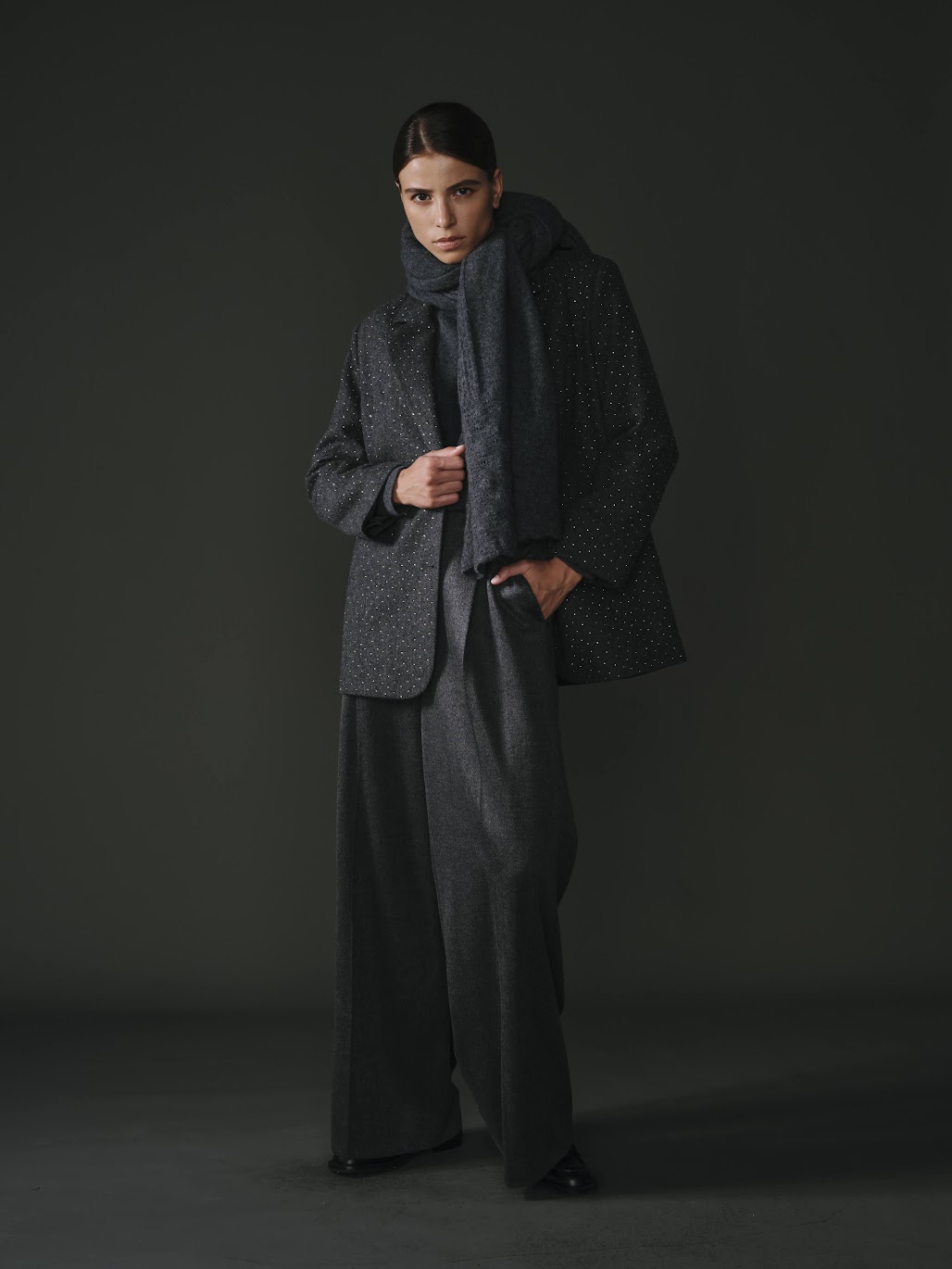 Blazer gris foncé à strass, composé de laine et polyester, élégant et sophistiqué.