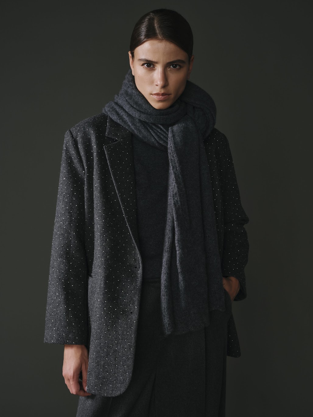 Blazer gris foncé à strass, composé de laine et polyester, élégant et sophistiqué.