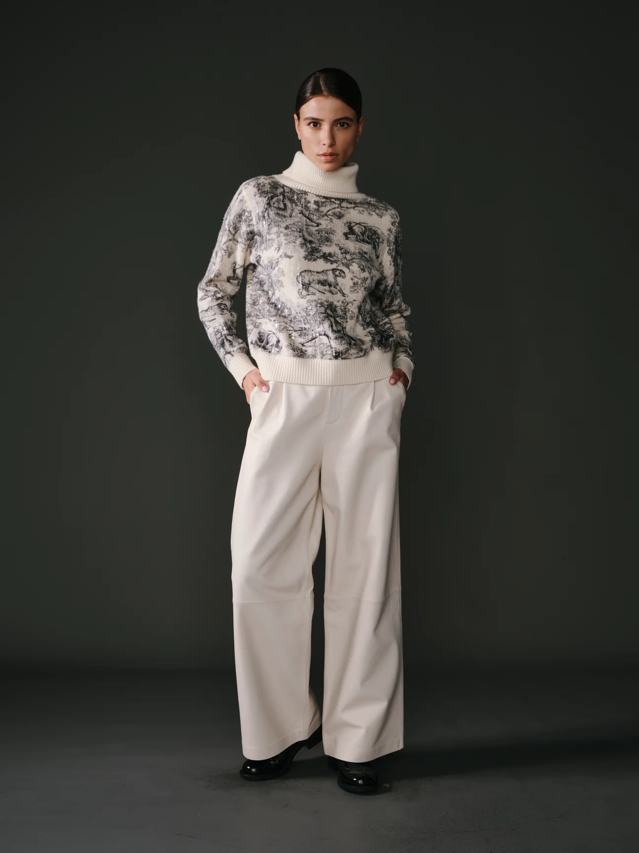 Pantalon écru pour femme en 100% cuir d'agneau, coupe élégante et finition haut de gamme