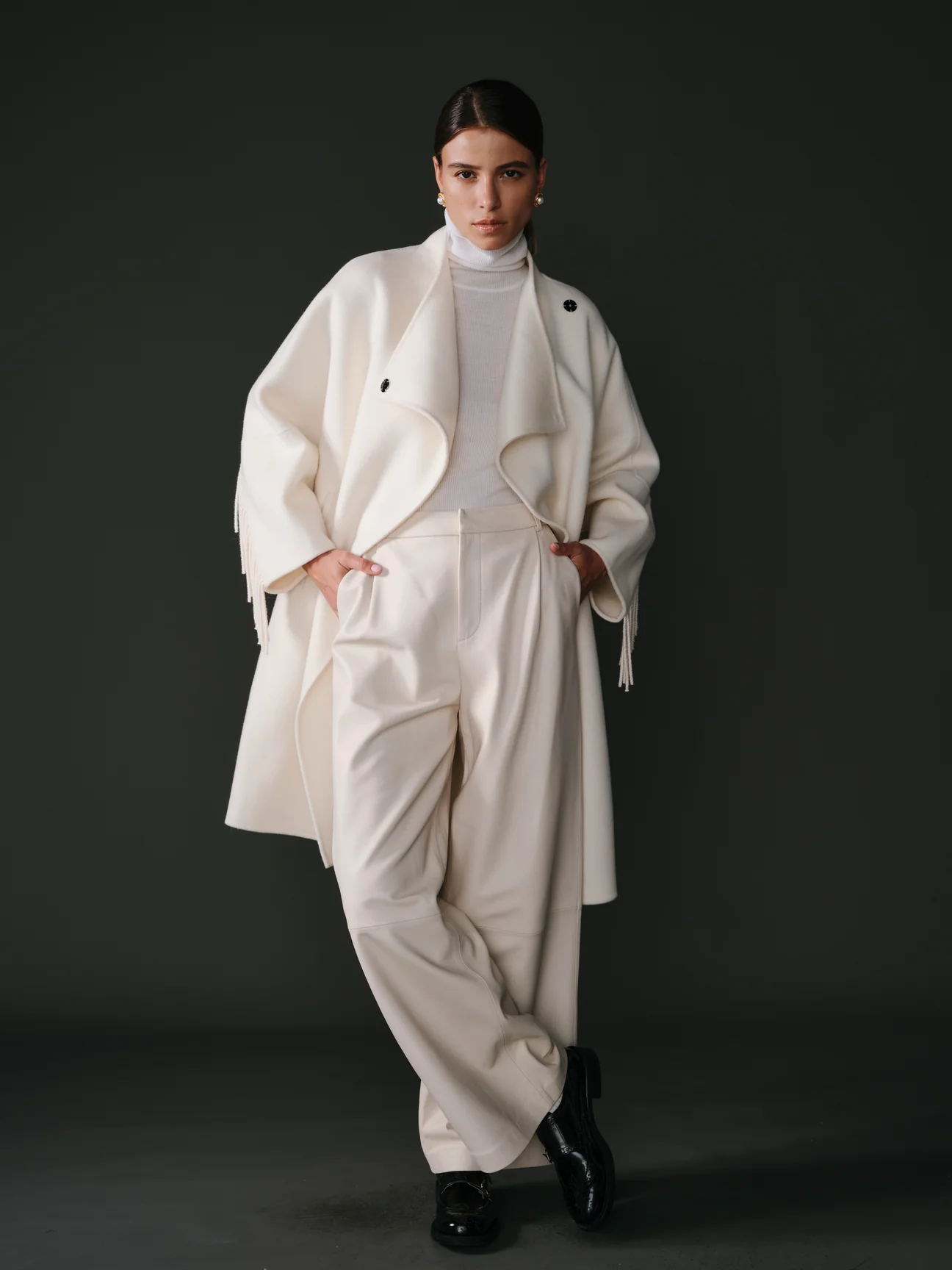 Pantalon écru pour femme en 100% cuir d'agneau, coupe élégante et finition haut de gamme