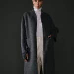 Manteau à strass pour femme en 100% laine, élégant et raffiné.