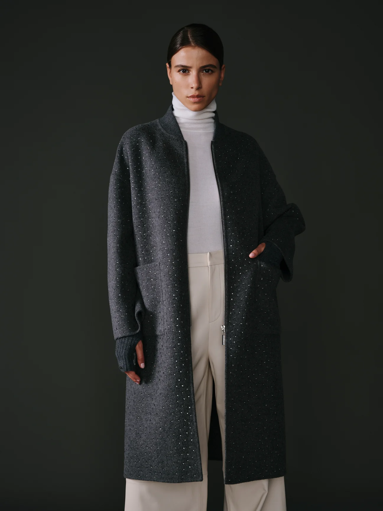 Manteau à strass pour femme en 100% laine, élégant et raffiné.