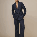 Veste bleue en lin et coton pour femme, légère et chic.