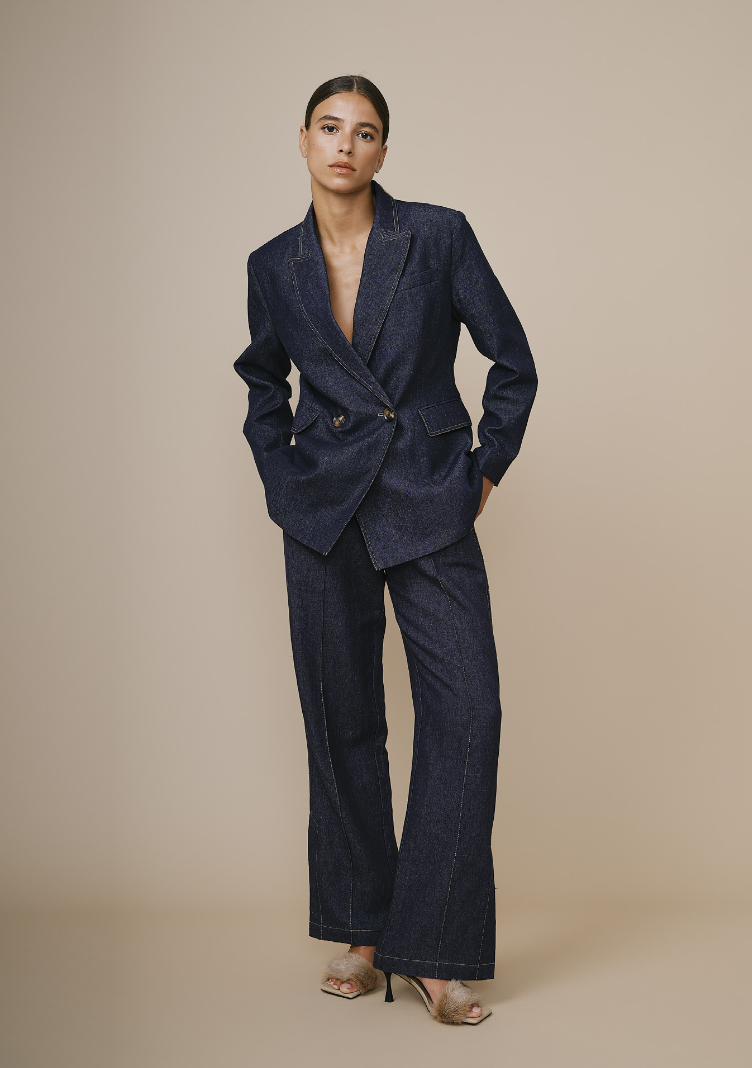 Veste bleue en lin et coton pour femme, légère et chic.