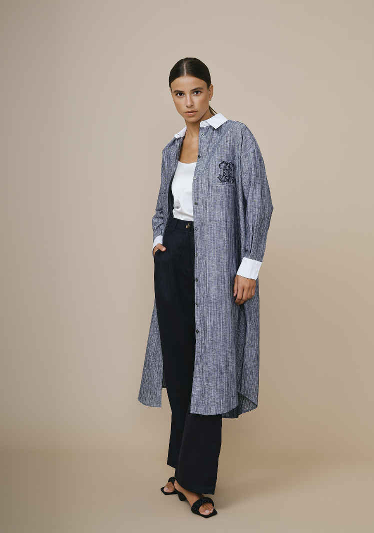 Surchemise bleue femme en lin et coton, légère et versatile.