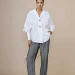 Chemise blanche en coton pour femme, élégante et légère.