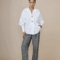 Chemise blanche en coton pour femme, élégante et légère.