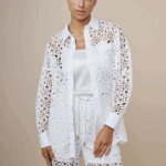 Chemise blanche en coton avec dentelle florale, élégante et raffinée
