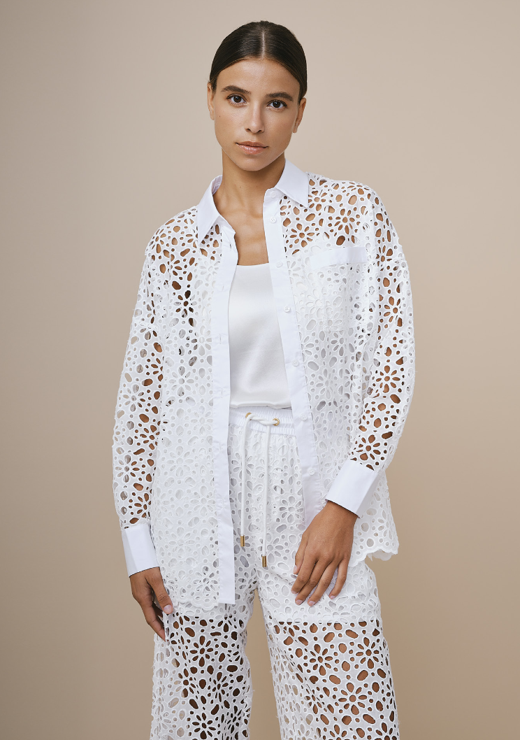 Chemise blanche en coton avec dentelle florale, élégante et raffinée